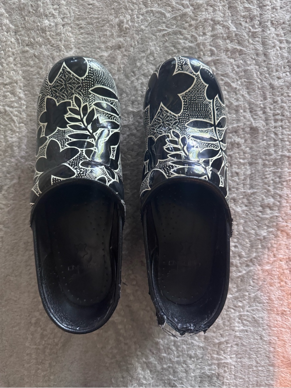 UC women dansko sz 39/8.5 Black and White Floral Clogs